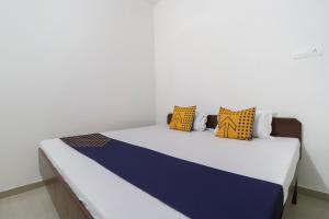 Ένα ή περισσότερα κρεβάτια σε δωμάτιο στο Hotel O MCK Rooms