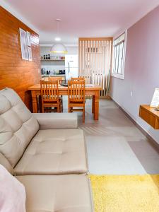 un soggiorno con un divano e un tavolo di Casa 1178 a Santa Teresa