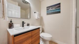 Vannituba majutusasutuses Crystal Pines Cozy Lake Tahoe Escape with Fully Equipped Kitchen and Balcony Views +25 fotot