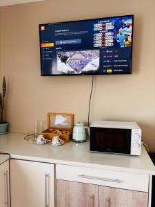 TV a/nebo společenská místnost v ubytování Sunset Heaven