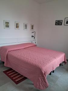 a bed with a red blanket on it in a room at Pedro Country House in Canossa