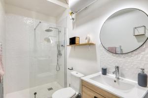 Ένα μπάνιο στο Appartement T2 moderne cosy et climatisé à proximité du centre ville de lyon