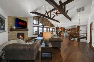 Istumisnurk majutusasutuses Lakefront Ozarks Home w Private Dock & Pool