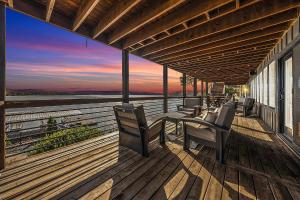 Rõdu või terrass majutusasutuses Lakefront Ozarks Home w Private Dock & Pool