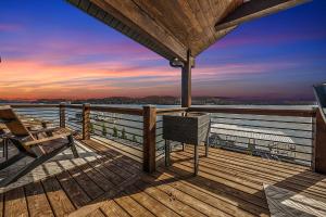 Rõdu või terrass majutusasutuses Lakefront Ozarks Home w Private Dock & Pool +66 fotot