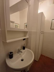 Koupelna v ubytování ACCANTO A MAILA - Appartamento caratteristico Toscano a soli 25 minuti da Firenze