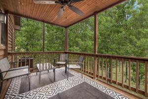 Балкон или терраса в Two Cabins Retreat in Woods Resort - Dog-Friendly