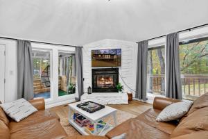 Телевизор и/или развлекательный центр в Two Cabins Retreat in Woods Resort - Dog-Friendly