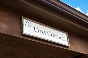 Сертификат, награда, вывеска или другой документ, выставленный в Two Cabins Retreat in Woods Resort - Dog-Friendly