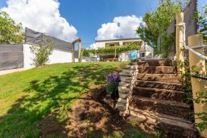 un escalier menant à une maison dans l'établissement Schönes Ferienhaus In Modrusani Mit Großem Garten, à Žminj