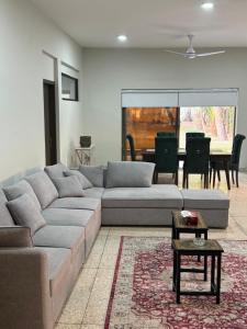 Χώρος καθιστικού στο Amberwood residency