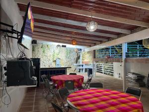 a room with a table and chairs and a tv at Casa ziranda in Chapala
