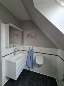 Vannituba majutusasutuses Wunderschöne Ferienwohnung Mit Terrasse Und Garten