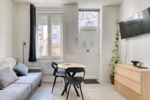 Μια τηλεόραση ή/και κέντρο ψυχαγωγίας στο Appartement T2 moderne cosy et climatisé à proximité du centre ville de lyon