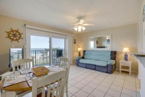 Posezení v ubytování Steps to Shore Ormond Beach Condo with Pool Access!
