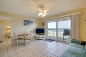 TV a/nebo společenská místnost v ubytování Steps to Shore Ormond Beach Condo with Pool Access!