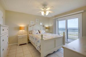 Postel nebo postele na pokoji v ubytování Steps to Shore Ormond Beach Condo with Pool Access! + 21 fotografií