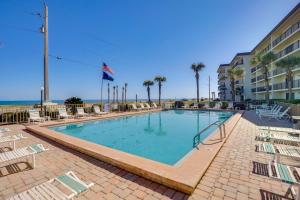 Bazén v ubytování Steps to Shore Ormond Beach Condo with Pool Access! nebo v jeho okolí