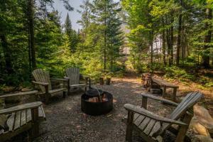 un groupe de bancs assis autour d'un foyer extérieur dans l'établissement La Havre Gris - Relax and enjoy, à Grande Vallee