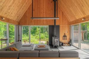 - un salon avec un canapé et une cuisinière dans l'établissement La Havre Gris - Relax and enjoy, à Grande Vallee