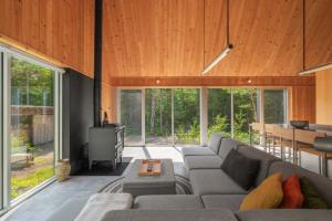 un salon avec un canapé et une table dans l'établissement La Havre Gris - Relax and enjoy, à Grande Vallee