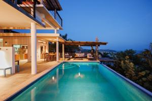 una villa con piscina y una casa en Casa Kalmar, en Zipolite