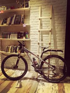 una bicicleta estacionada frente a un estante de libros en perBed Hostel-Sun Moon Lake Station en Yuchi