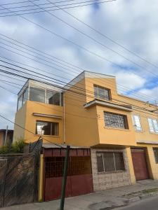 El edificio en el que está la casa de vacaciones