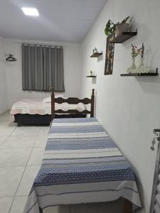 une chambre avec un lit dans une pièce dans l'établissement Condominio Merces, à Belo Horizonte