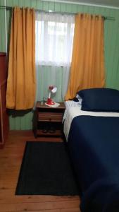 Un dormitorio con una cama y una ventana en Casa amoblada, en Compu 2 fotos más