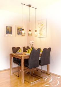 ein Esszimmer mit einem Holztisch und schwarzen Stühlen in der Unterkunft Komfortables Appartement in Bad Kötzting mit Eintritt in die Bade- und Saunawelt in Bad Koetzting