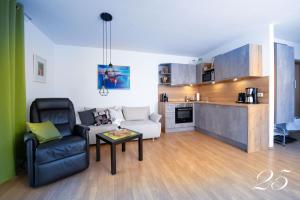 ein Wohnzimmer mit Sofa und Tisch in der Unterkunft Komfortables Appartement in Bad Kötzting mit Eintritt in die Bade- und Saunawelt in Bad Koetzting + 2 Fotos