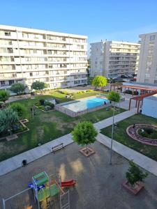eine Luftansicht auf einen Park mit Spielplatz in der Unterkunft Fabuloso Amplio Departamento 3 dorm Parcking y Wifi in Rancagua