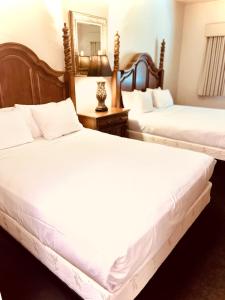 Mound CityFamily-Friendly Double Queen Suite Near Park City - 2070的酒店房间里有两张床，铺着白色床单