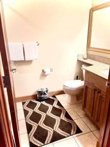 Mound CityFamily-Friendly Double Queen Suite Near Park City - 2070的浴室设有卫生间,地板上铺有地毯。 更多8张照片