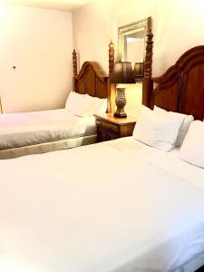 Mound CityFamily-Friendly Double Queen Suite Near Park City - 2070的酒店房间里有两张床和一面镜子