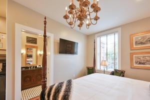 Televiisor ja/või meelelahutuskeskus majutusasutuses Magnolia Hall - Armstrong Suite - King Suite