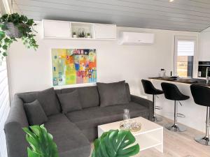 ein Wohnzimmer mit Sofa und Tisch in der Unterkunft Ferienhaus in Rohrbach An Der Gölsen mit Garten, Grill und Terrasse in Rohrbach An Der Gölsen