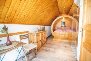 Posezení v ubytování Weinfass Chalet Für 4 In Grub An Der March