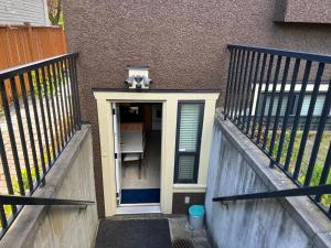 Ban công/sân hiên tại Private Guesthouse Next to Mall & Skytrain