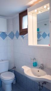 Ένα μπάνιο στο Ferienwohnung Für 8 Personen In Agia Pelagia, Kreta