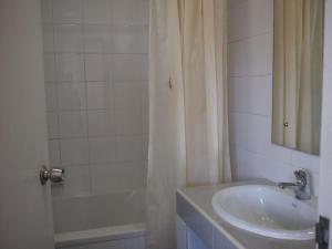 Koupelna v ubytování Roongruang Hotel + 14 fotografií