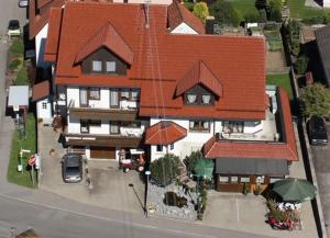 eine Aussicht auf ein großes Haus mit einem Dach in der Unterkunft Hefterwaldstüble in Schramberg