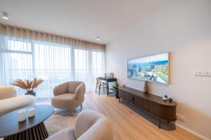 TV a/nebo společenská místnost v ubytování Ice Apartments Luxury Ocean View