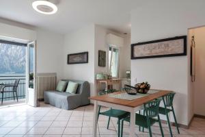Гостиная зона в Riva Apt Vista Lago by Finestra sul Lago