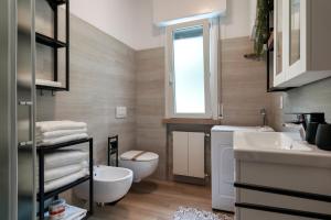 Ванная комната в Riva Apt Vista Lago by Finestra sul Lago