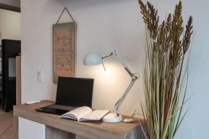 Телевизор и/или развлекательный центр в Riva Apt Vista Lago by Finestra sul Lago +19 фотографий