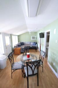 ein Wohnzimmer mit Tisch und Stühlen und einer Couch in der Unterkunft Cozy Cottage Alton Bay in Alton