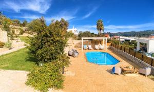 une image d'une piscine dans une cour dans l'établissement Ferienhaus Für 16 Personen In Episkopi, Kreta West Kreta, à Episkopi