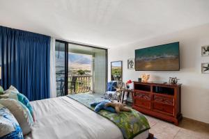Un dormitorio con una cama y un televisor y un balcón. en Lahaina Shores 428 · LS 428 Dream Vacation Studio by the Beach a, en Lahaina 71 fotos más